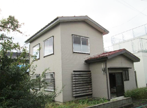 薄いベージュの2階建て一軒家の写真