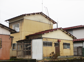 薄茶と白の2階建て一軒家の写真