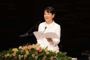越後妻有文化ホールにて朗読を行う吉永小百合女史の写真