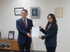 任命式にて委嘱状と共に記念撮影に応じる市長および吉田女史の写真