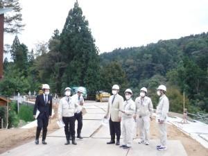 国道403号の改良工事現場を視察する市長の写真