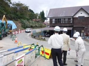 集落を走る国道403号の中で、最も急なカーブとなっている現場を視察する市長の写真