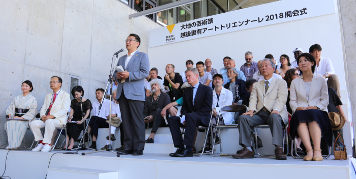 開会式にてスピーチを述べる市長の写真