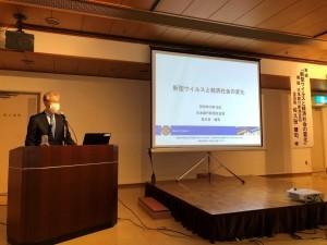 クロステン十日町の中ホールにて講和を行う佐久田支店長の写真