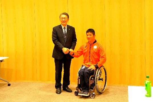 樋口政幸選手と市長の写真