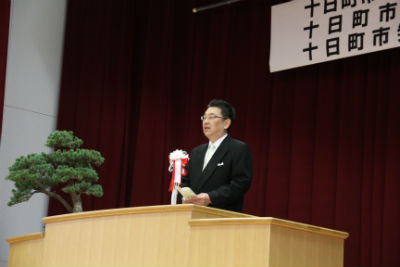 関口市長が壇上で話をしている。