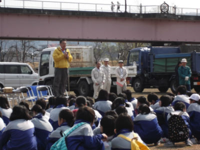 関口市長が参加者の前に立って話をしている。
