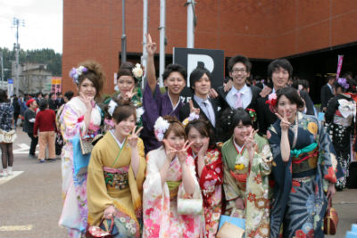 振袖、袴、スーツ姿で集合写真を撮る新成人たち。