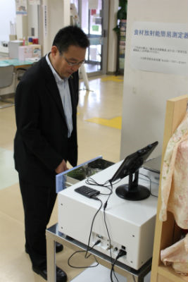 計数機を操作する関口市長。