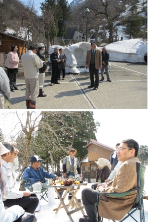 関口市長が集落の方と懇談している。