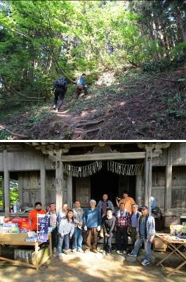 大人が急な山道を登っている。大勢の大人が神社の前で記念撮影している。