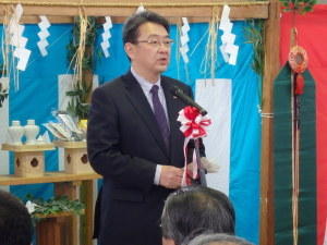 関口市長が関係者たちの前で話をしている。