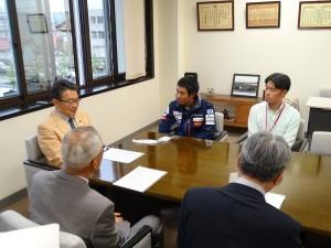 村越選手より大会の成績報告を受ける市長の写真