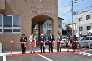 記念式典にてテープカットを行う市長および役員たちの写真