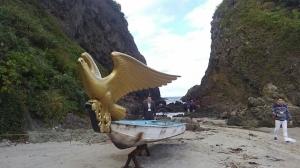 奥能登国際芸術祭2017出展作品「船首方位と航路」を観覧する市長の写真