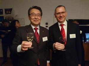 レセプションにてフラスティッチ閣下と記念撮影に応じる市長の写真
