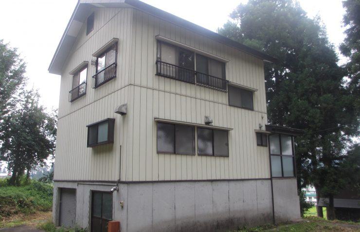白い3階建ての一軒家の写真