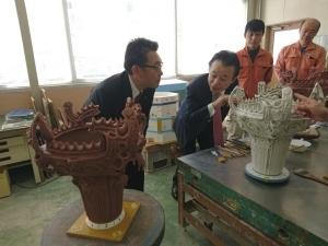 火焔型土器の製作工程の説明を受ける市長の写真