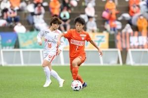 アルビレックス新潟レディースと愛媛FCレディースによる公式戦の試合風景の写真