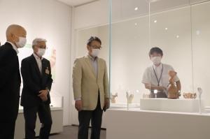 秋季特別展に展示された国宝「縄文のビーナス」を観覧する市長の写真