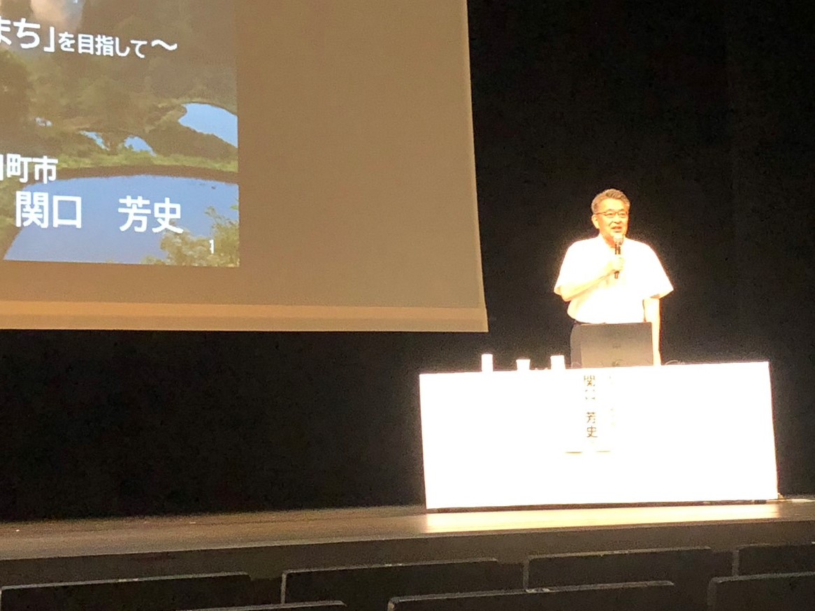 事例発表であいさつする市長の写真