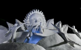 太陽をイメージした前衛的な雪像の写真