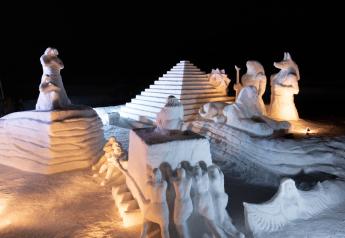 雪像によるエジプト感満載のモニュメントの様子の写真
