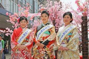 十日町きものまつりにて撮影に応じる、きもの女王3名の写真