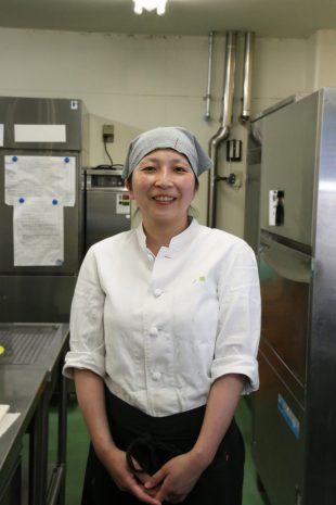 厨房での撮影に応じる中条さんの写真