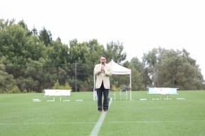 公式戦に臨んで、ピッチ上で挨拶を述べる市長の写真