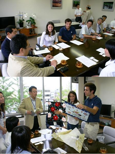 市長を囲んで人々が懇談している。