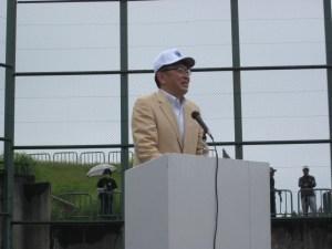 開会式にてスピーチを述べる市長の写真