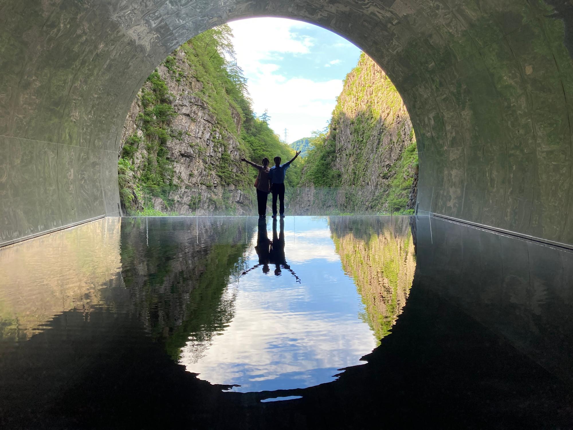 清津峡渓谷トンネルで撮影されたクォン総領事ご夫妻の写真