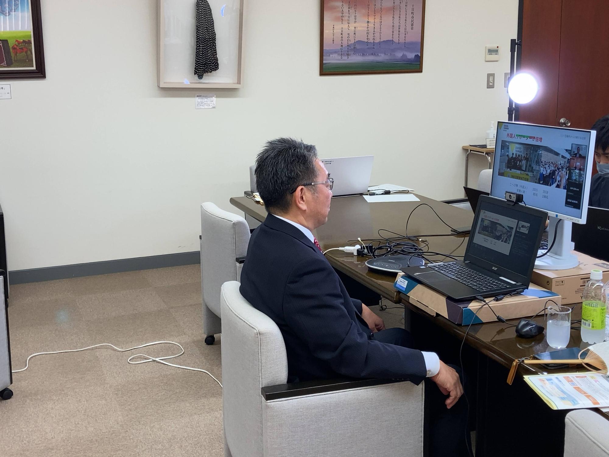 日本経済団体連合会の地域経済活性化委員会でWEB講話する市長の写真