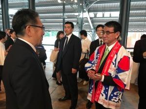 レセプションにて河野外務大臣と談話する市長の写真