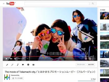 サングラスを掛けて、野外フェスに参加した親子の写真