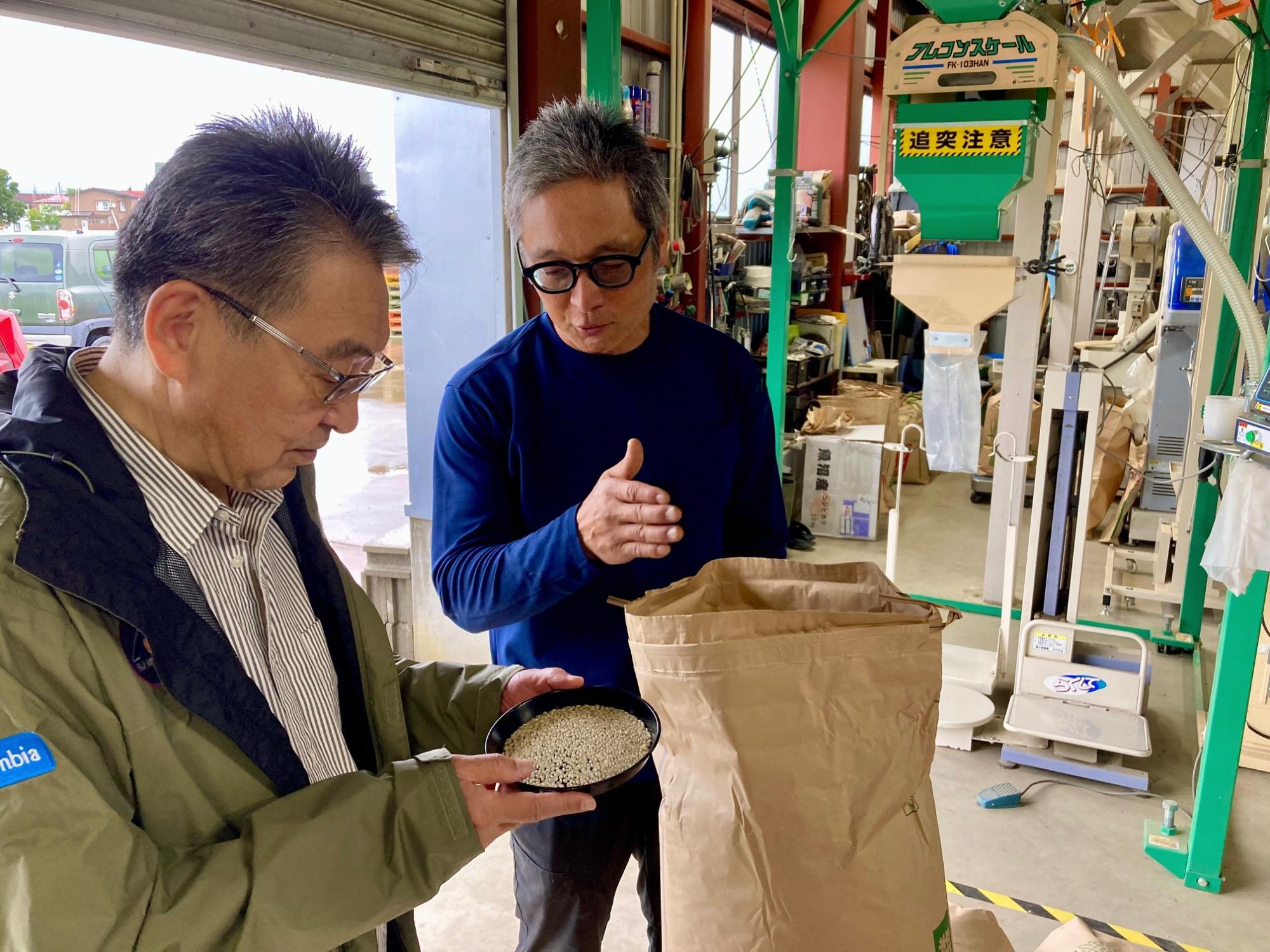 米の状況の確認の様子