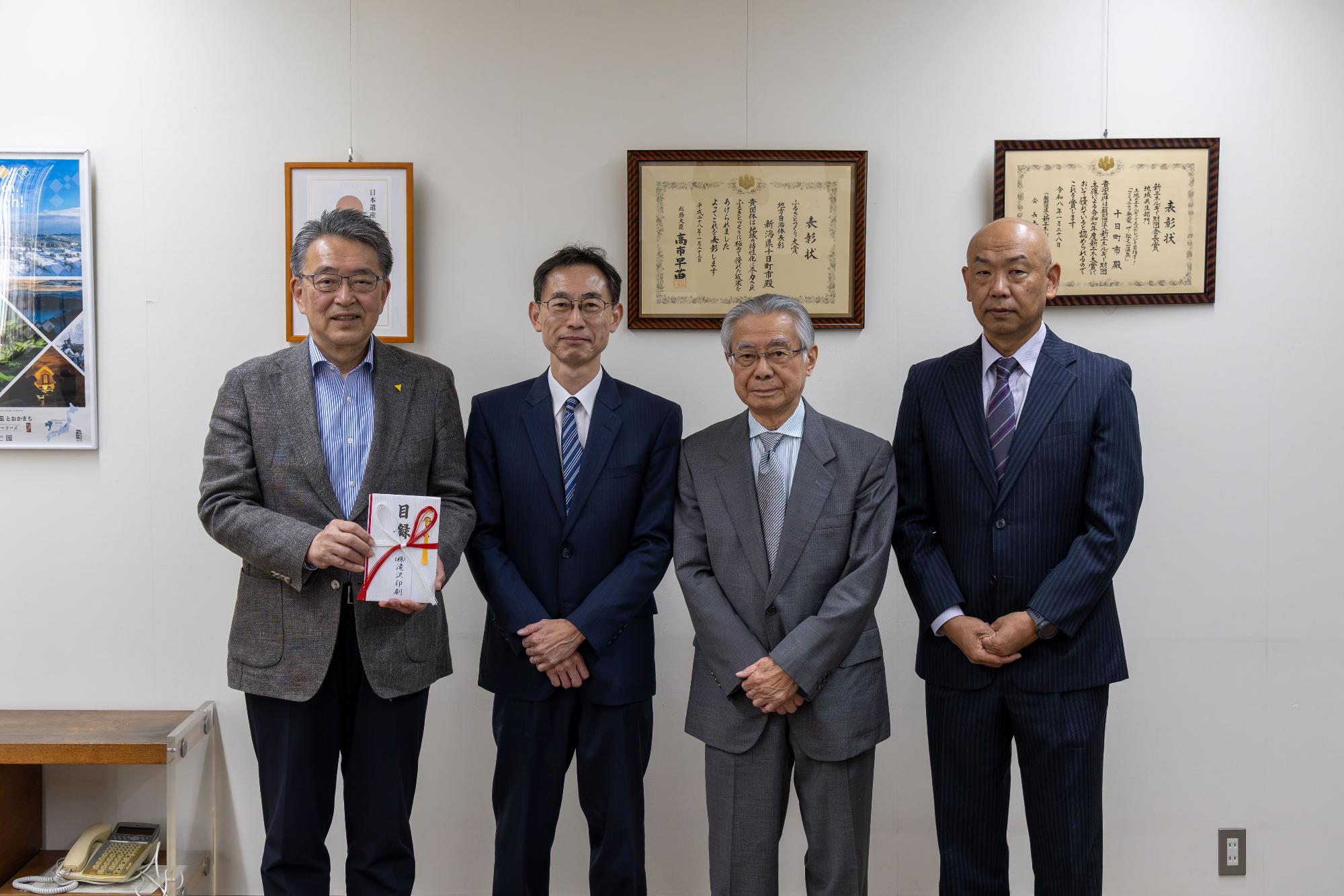 目録受贈の様子