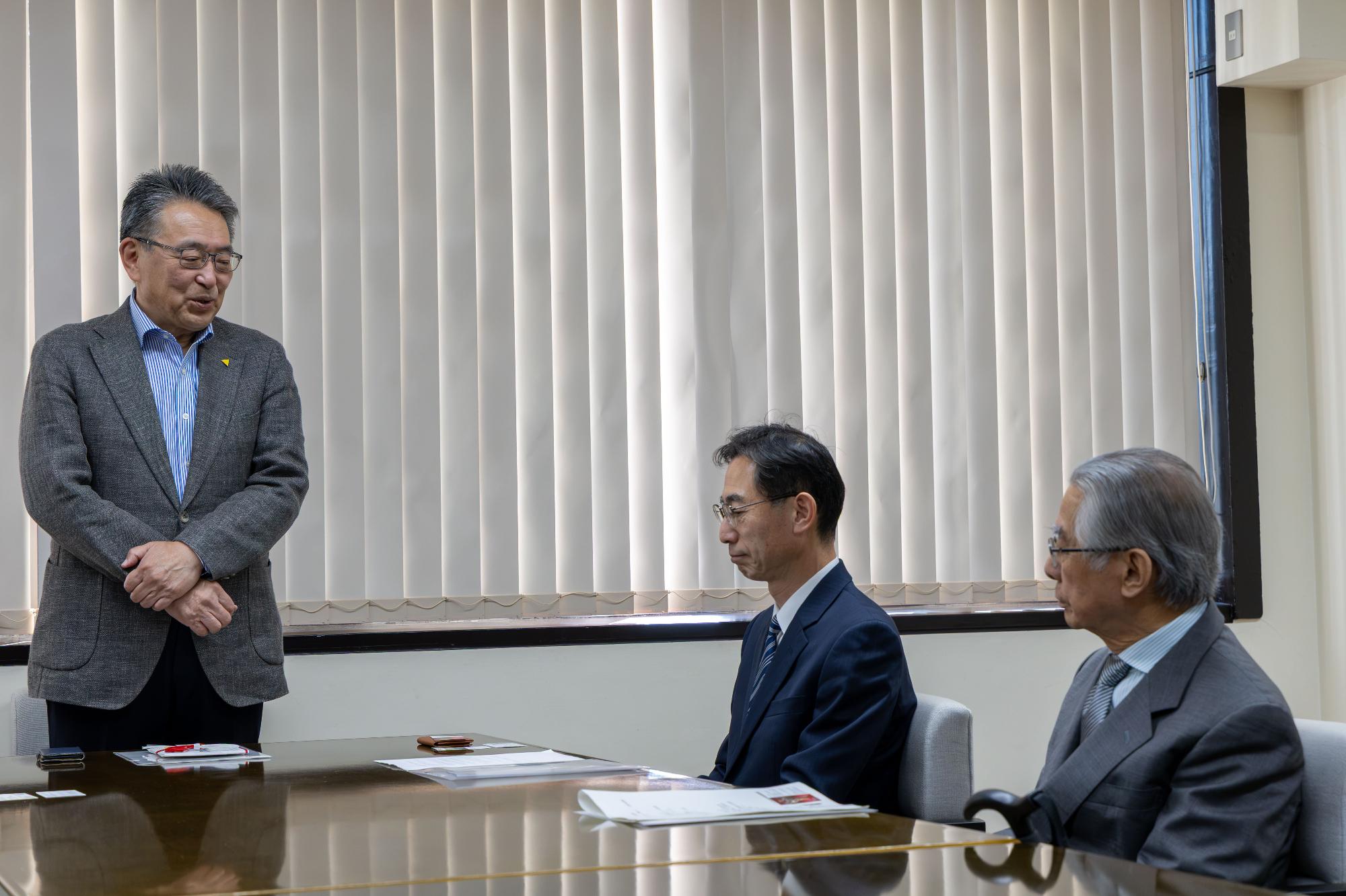 お礼の言葉を述べている様子