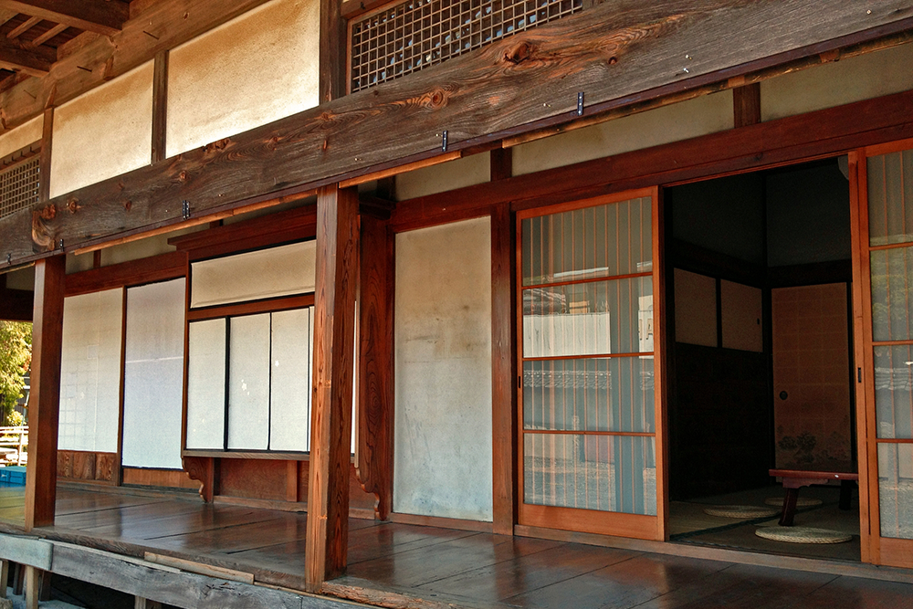 古い木造住宅の縁側の写真