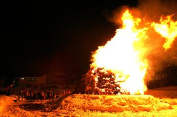 組み上げた家を焼き払っている様子の写真
