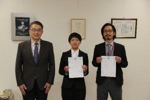 交付式にて記念撮影に応じる市長と吉田女史および俵山氏の写真