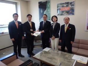 要望会に臨んで撮影に応じる、小山県議会議員、金子土木部長、市長、桑原津南町長、尾身県議会議員の写真