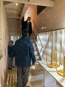 節黒城跡キャンプ場のコテージ屋内を視察する市長の写真