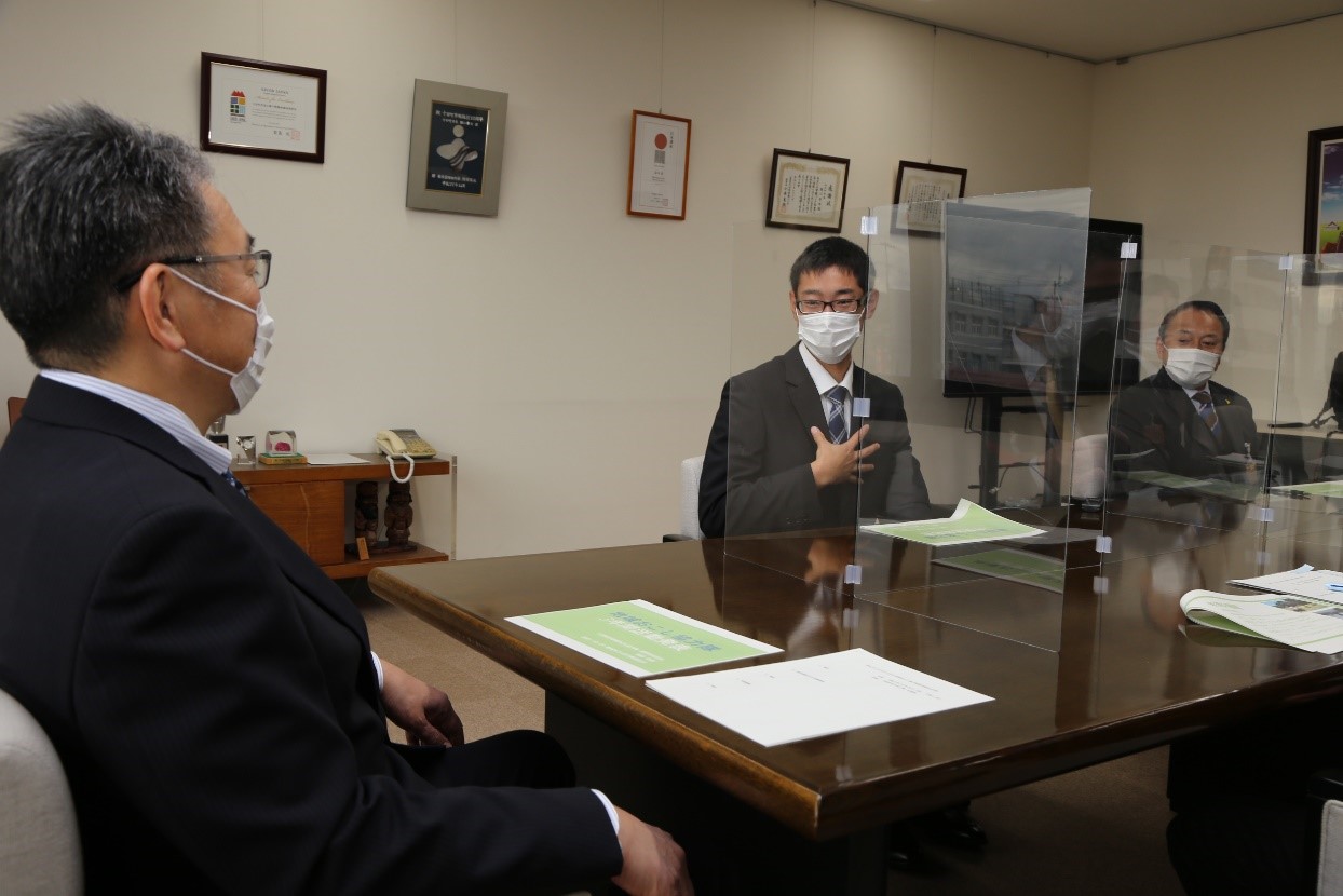 細田隊員から退任にあたって報告を受けている写真
