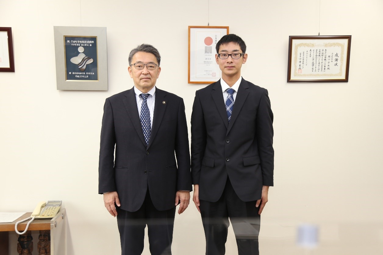 市長と細田隊員の写真