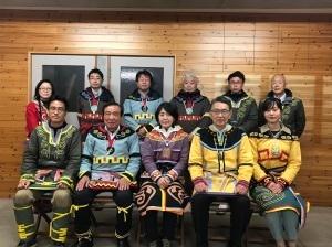 十日町縄文ツアーズ・モニターツアーにて、縄文時代風の服装で記念撮影に応じる市長およびツアー参加者たちの集合写真