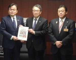 要望書提出に臨んで撮影に応じる赤羽国土交通大臣と市長および林南魚沼市長の写真