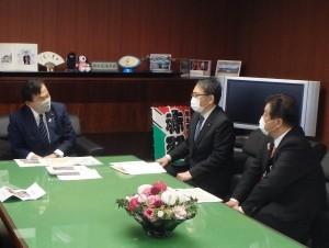 赤羽国土交通大臣へ要望を述べる両市長の写真