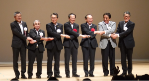 壇上でクロス握手を交わす市長ほか各代表7名の写真